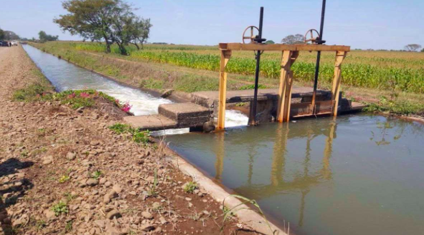 Reportan fuga de diésel en canal de riego en Villa Alta